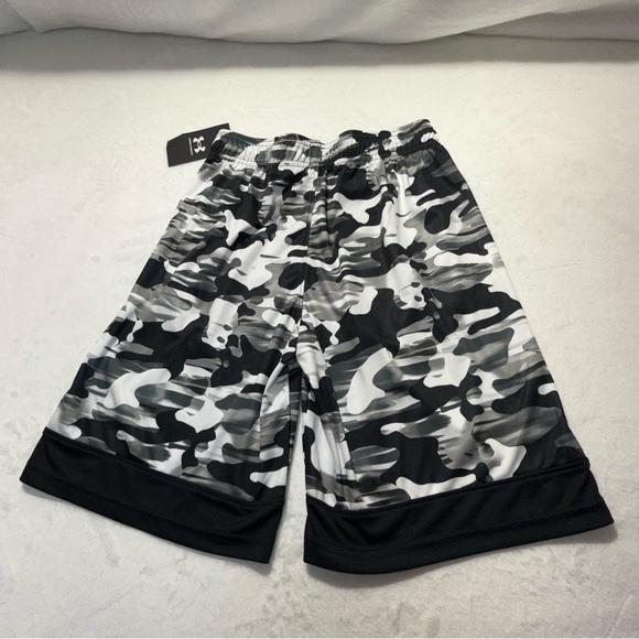 NWT Under Armour Boys’ Camo Athletic Shorts - Black and Gray with Pockets - Picture 7 of 8